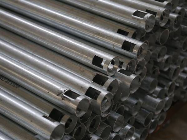 There are a lot of hot dipped galvanized pipes.