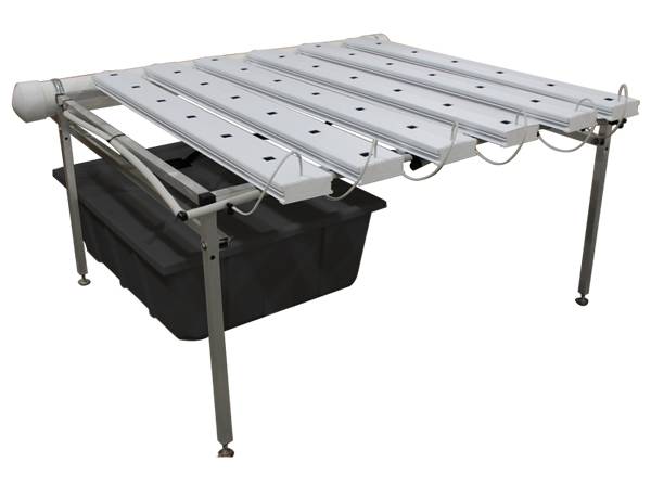 NFT hydroponic system with flat bench support.